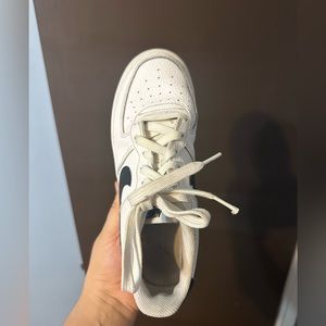 tennis unisex size 5.5 used good condition 9/10 onle need to be cleaned!!